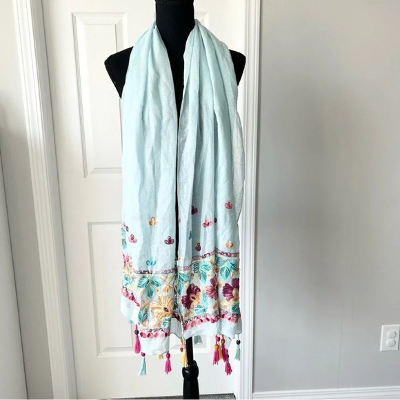 Floral Embroidered Lightweight Rectangle Scarf With Tassels - Picture 2 of 9